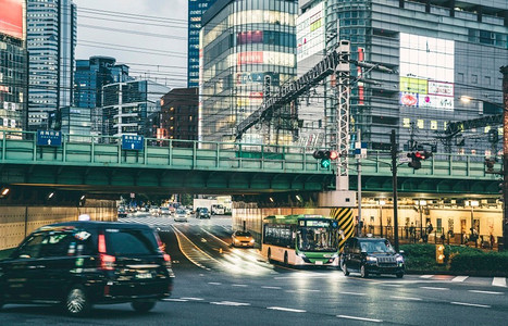 城市阴沉的一天与交通灯。高分辨率照片。城市阴沉的一天与交通灯。高品质的照片