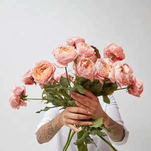 女人拿着一束美丽的粉红玫瑰,情人节.花卉仿真花