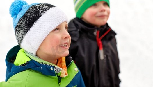 童年，休闲和季节概念—关闭快乐的小男孩冬季衣服户外。关闭小男孩在冬季衣服户外