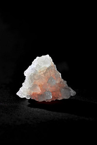 海盐的晶体孤立在一个黑色背景与地方为文本。水晶喜马拉雅盐在黑色背景。