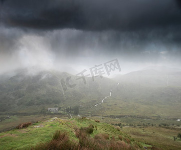 悬挂在Snowdonia山脉的风暴云的风景图象与大雨在秋天与薄雾天气