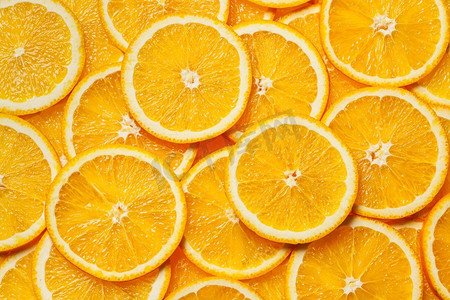 五颜六色的橙色柑橘水果片背景顶视图。彩色橙色水果片 