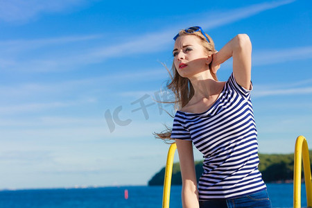 夏季放松概念肖像女孩与蓝色心形太阳镜享受夏天微风室外在天空背景