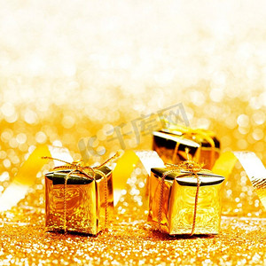 装饰金盒与节日礼物在闪亮的闪光背景