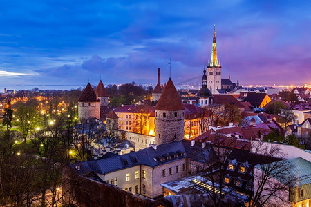 世界中世纪摄影照片_塔林中世纪旧城区鸟瞰图在夜间照明，爱沙尼亚。塔林中世纪老城，爱沙尼亚