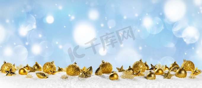 圣诞装饰全景球，松果和雪上的星星在波克背景。波克岛圣诞装饰全景