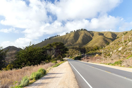 自然景观概念—加州大苏尔海岸的道路景观。加利福尼亚州大苏尔海岸的公路景观
