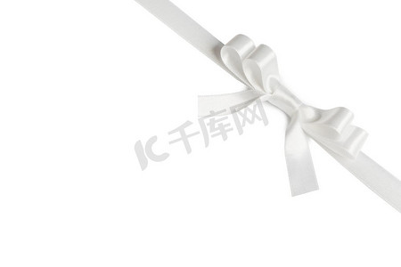 闪亮的白色缎带和蝴蝶结，孤立在白色背景上。节日礼物的概念。闪亮的白色缎带蝴蝶结