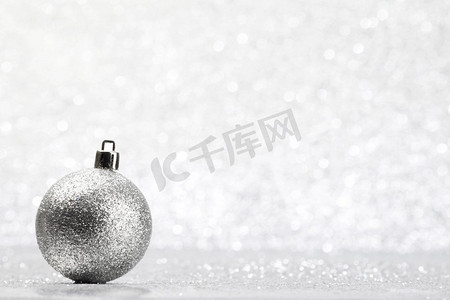 圣诞装饰球摄影照片_浅银色波克背景的圣诞装饰球