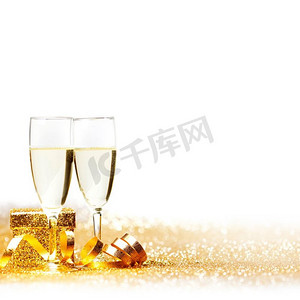 香槟酒和装饰性的金色丝带在白色隔绝