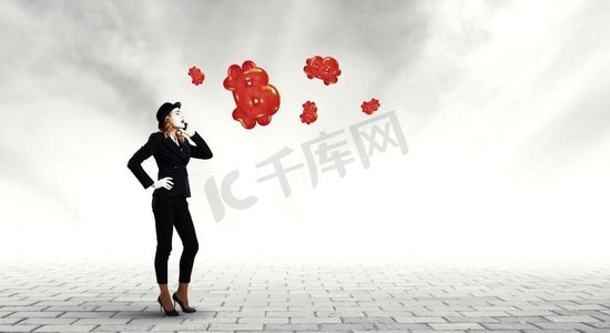 一名穿着黑色西装、脸上涂着哑剧的女子展示了比特币的概念。混合媒体。密码货币市场。混合介质