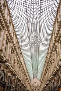 购物通道摄影照片_位于布鲁塞尔的圣休伯特画廊，以其高端商店而闻名。布鲁塞尔一家购物画廊的高高天花板。