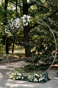 婚礼仪式区，有装饰鲜花的圆形拱门