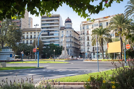 costa摄影照片_街道与典型风格的度假公寓在科斯塔布兰卡，西班牙。街道与典型风格的度假公寓