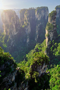 中国著名的旅游景点——张家界石柱悬崖山在武陵源，中国，日出.中国张家界山脉