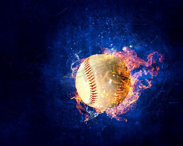棒球游戏的概念与球在火焰。混合媒体。球在火中燃烧