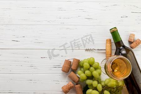 顶视图瓶装葡萄酒与玻璃串葡萄