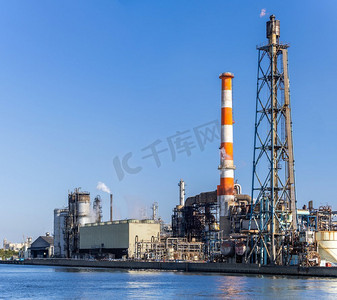 云状态烟雾摄影照片_石油石化工厂工厂与气体存储和管道结构与烟囱烟雾在川崎市附近东京日本