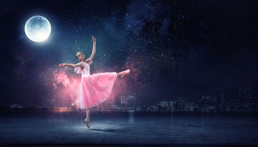 晚上月亮摄影照片_芭蕾舞女孩子在粉红色的裙子跳舞。混合媒体。梦想成为芭蕾舞演员。混合媒体