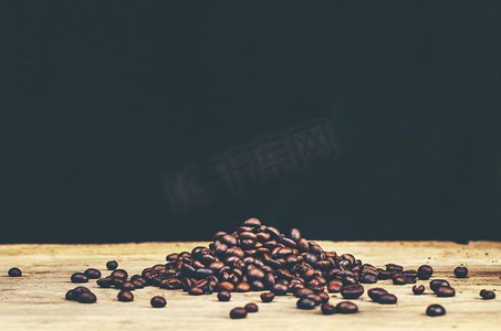 木质背景咖啡豆，阿拉比卡咖啡，复古滤镜形象