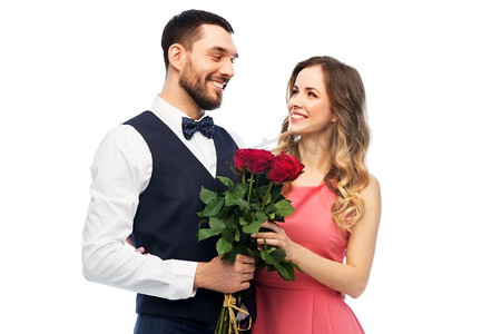情人节，关系和人的概念-幸福的情侣和一束鲜花拥抱。情人节情人节送一束花