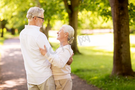 老年，关系和人的概念—快乐的老年夫妇跳舞华尔兹在夏季公园。快乐的高级夫妇跳舞在夏季公园