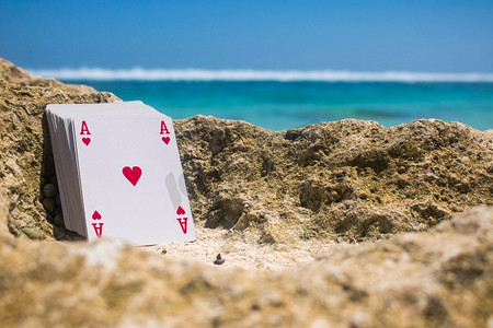 王牌扑克牌沙滩主题照片。王牌扑克牌沙滩主题
