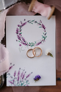 结婚戒指，婚礼装饰的干花