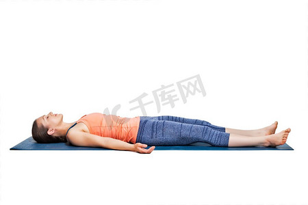 构成摄影照片_美丽的运动适合瑜伽女放松瑜伽asana Savasana—尸体姿势在工作室。运动的女人放松在瑜伽asana Savasana