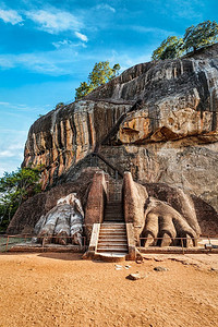 狮子岩摄影照片_著名的斯里兰卡旅游地标—狮子的爪子路径锡吉鲁岩，斯里兰卡。’狮爪路径上锡吉鲁岩，斯里兰卡