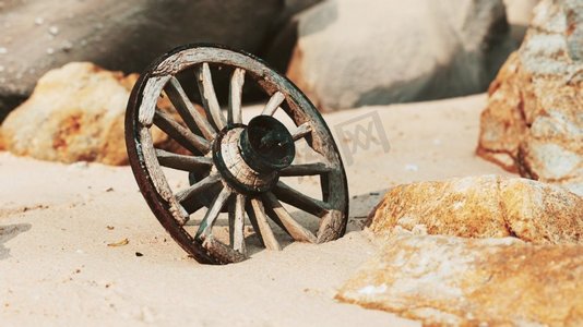 旧传统的车轮在沙滩上