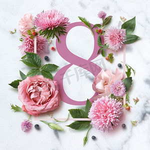 生日花框摄影照片_花框和白色上孤立的8号数字。3月8日的贺卡，平放。粉红色花框