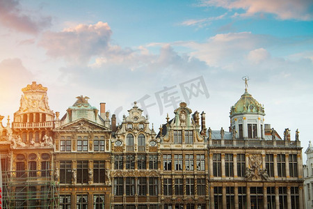 宏伟的广场--布鲁塞尔市中心的历史广场。市政厅和面包屋，或国王之家。欧洲