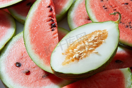 西瓜摄影照片_以西瓜片和甜瓜为食物背景，近距离观看。西瓜片和甜瓜片