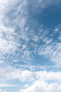 蔚蓝的天空，有风的云。高分辨率照片。蔚蓝的天空，有风的云。高质量照片