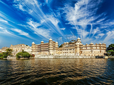莫比乌斯环设计摄影照片_从湖上可以看到城市宫殿的景色。印度拉贾斯坦邦乌代布尔拉贾斯坦邦乌代普斯市宫殿
