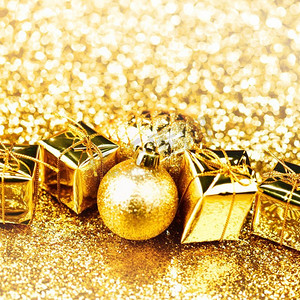 金色圣诞球和礼物在抽象闪光背景