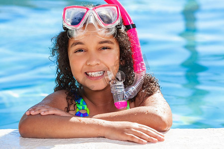 Birthday非洲裔美国人愉快的年轻女孩放松在游泳池边穿着粉红色护目镜和通气管