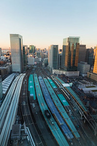 交通与都市概念——日本东京城市与火车站的景观。日本东京火车站的景色