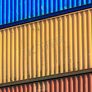 工业海运商业概念。五颜六色的集装箱堆放在港口。货运码头图片五颜六色的集装箱堆放在港口。 