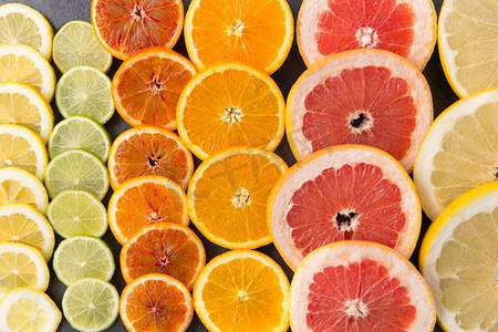 食物和健康饮食理念-葡萄柚、橙子、柚子、柠檬和酸橙片的特写。不同柑橘果片的特写
