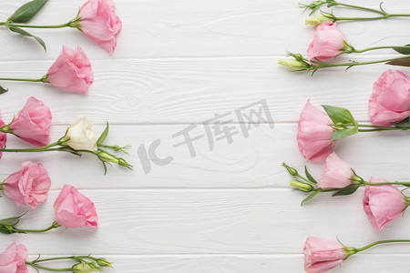 平铺设安排粉红色玫瑰木背景。高分辨率照片。平铺设安排粉红色玫瑰木背景。高品质的照片