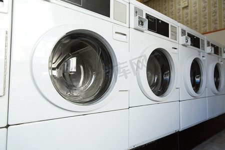 自助洗衣设施概念—洗衣店的洗衣机。自助洗衣店的洗衣机