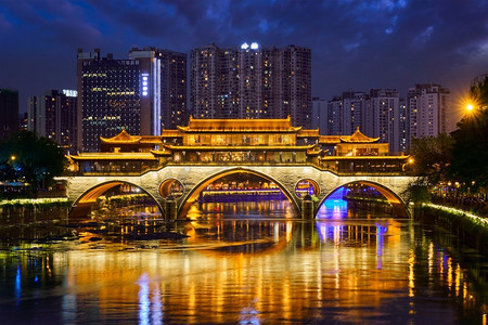 四川成都，中国四川省成都市著名地标——安顺大桥在夜间被照亮.中国成都，中国，晚上的安顺桥