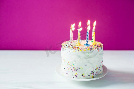 自制生日蛋糕配蜡烛高分辨率照片。自制生日蛋糕配蜡烛高品质的照片