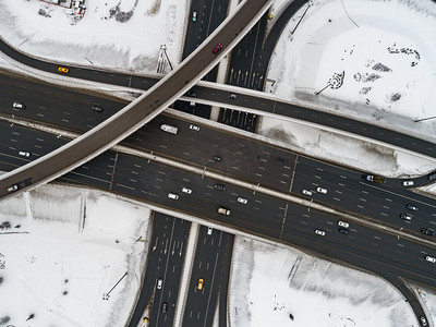 冬季积雪覆盖的高速公路十字路口的鸟瞰。