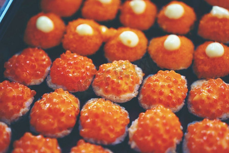 山葵摄影照片_一家日本餐馆的盘子里摆放着日本寿司。