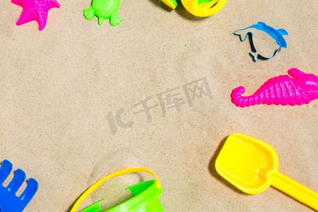 夏季海滩摄影照片_童年和夏季概念—沙滩玩具套件特写镜头。关闭沙玩具套件在夏季海滩