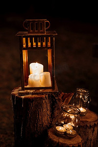在漆黑的夜晚在木灯笼里点蜡烛，作为节日的装饰