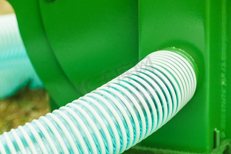 塑料波纹管的特写。农机细节概念..波纹管.机械零件